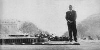 L'Arc de Triomphe: Prez (Lester Young) at the Tomb of the Unknown Soldier (Le Soldat Inconnu), 1956 / Photo: Daniel Filipacchi