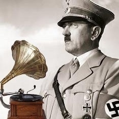 Hitler und Trichtergrammophon, Quelle: www.utro.ru